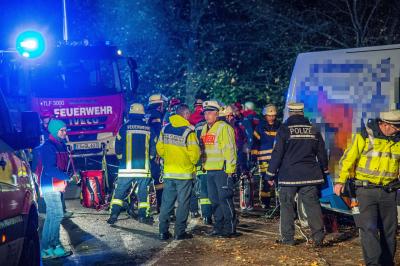 Lenningen-Gutenberg: Transporter kracht in Leitplanke - Fahrer wird 30 Meter Boeschung hinab geschleudert und verstirbt - Hund wartet im Auto auf Herrchen